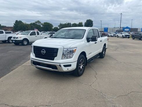 Used 2024 Nissan Titan SV w/ SV Convenience Package image 2