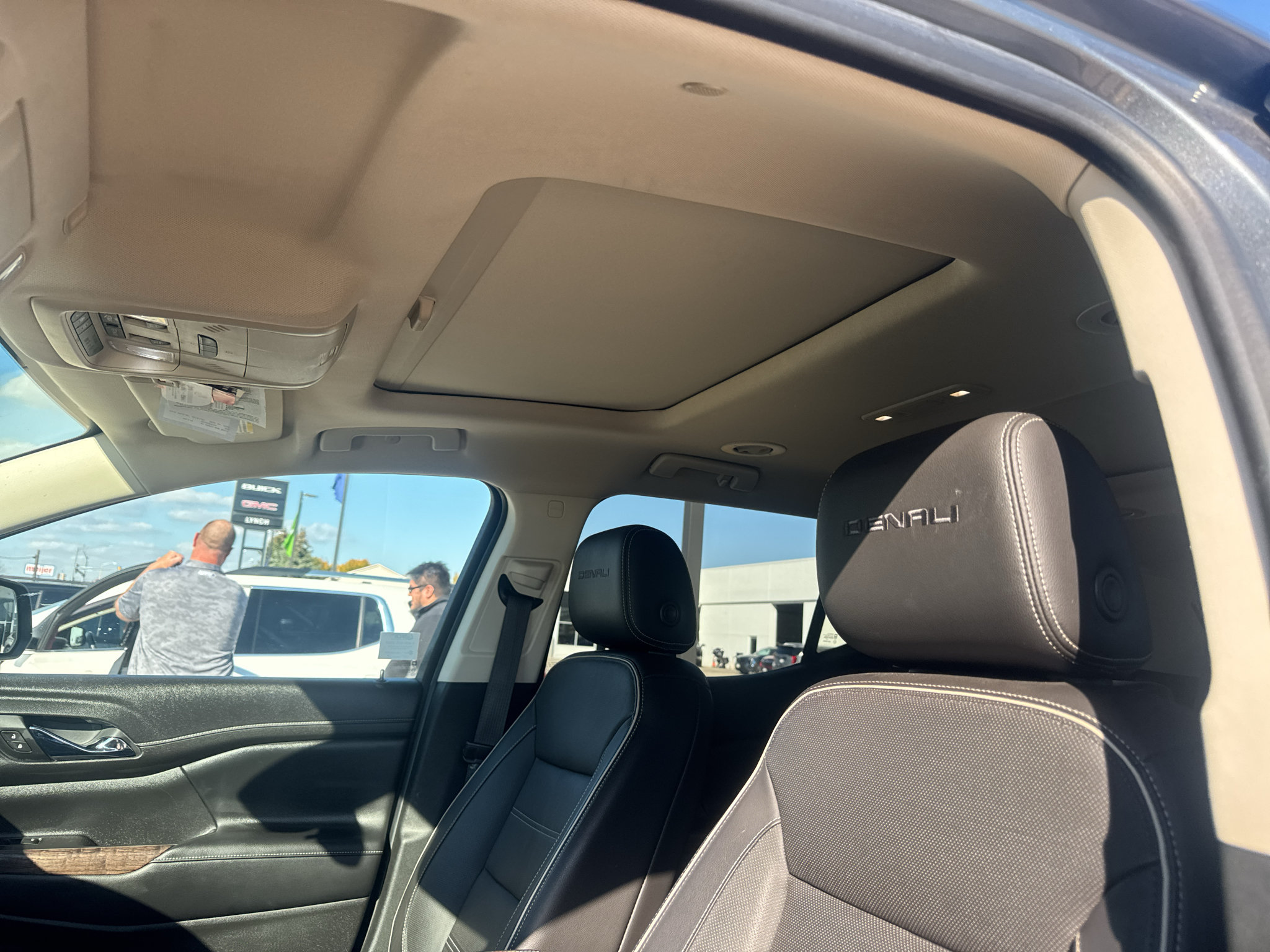 Used 2020 GMC Acadia Denali w/ Technology Package FWD image 4
