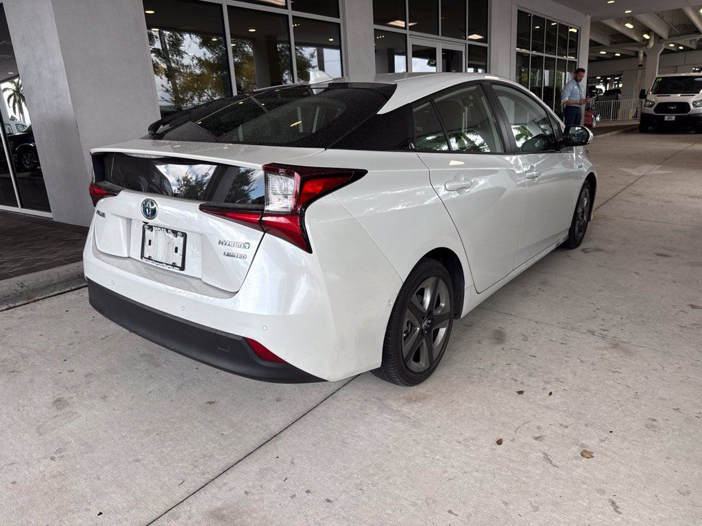 Used 2022 Toyota Prius Limited FWD image 2