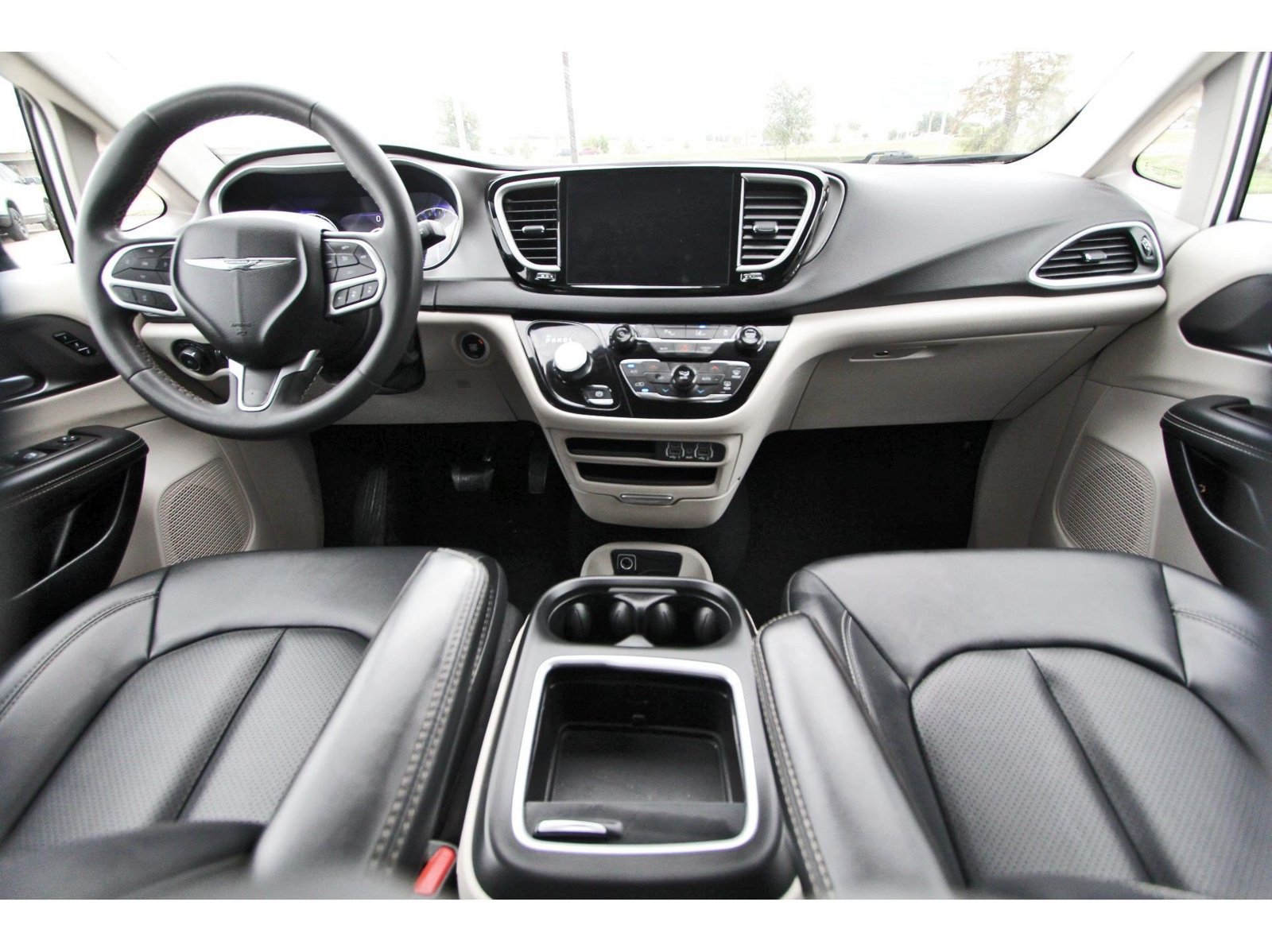 Used 2024 Chrysler Pacifica Touring-L FWD image 10