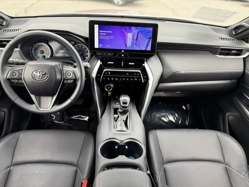 Used 2024 Toyota Venza XLE image 19