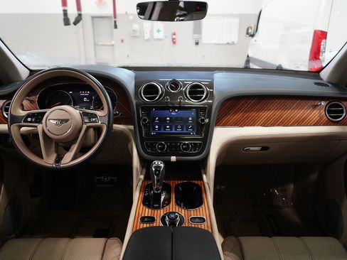 Used 2019 Bentley Bentayga image 16