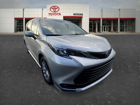 Used 2025 Toyota Sienna XLE FWD image 3