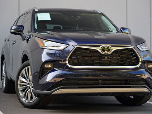 Used 2025 Toyota Highlander Platinum AWD/4WD image 4