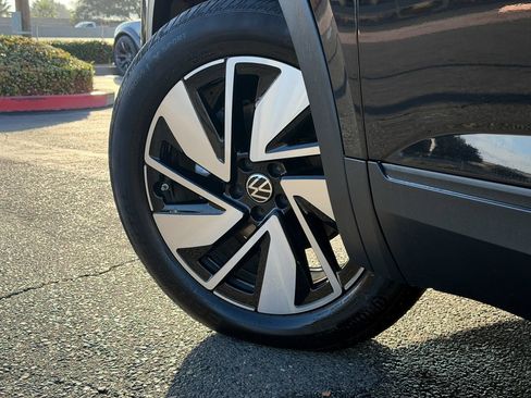 Used 2025 Volkswagen Atlas SE FWD image 11