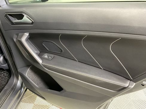 Used 2023 Volkswagen Tiguan SE w/ Panoramic Sunroof Package FWD image 24