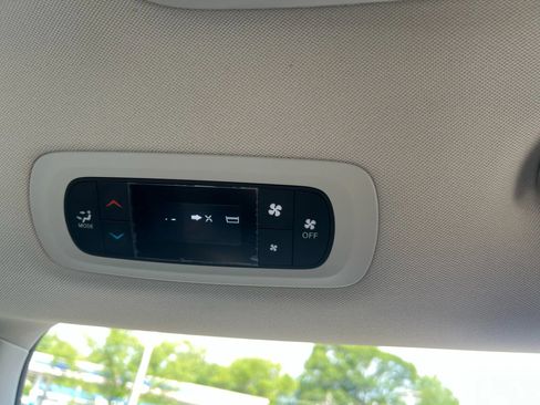 Used 2022 Chrysler Voyager LX image 15