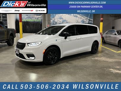 Used 2024 Chrysler Pacifica Select