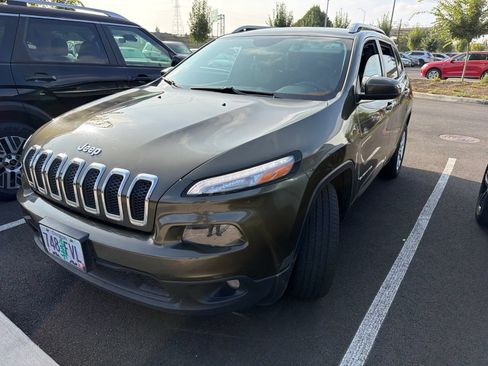 Used 2014 Jeep Cherokee Latitude w/ Cold Weather Group FWD image 4