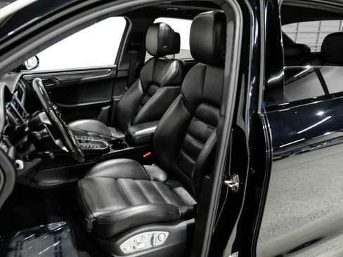 Used 2018 Porsche Macan Turbo w/ Premium Package Plus image 36