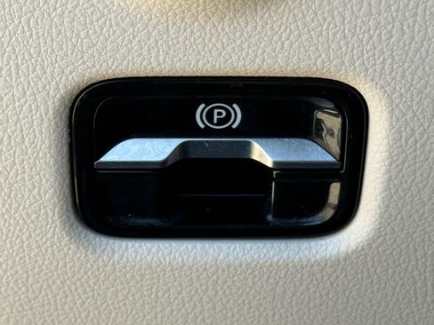 Used 2025 Mercedes-Benz C 300 Sedan image 32