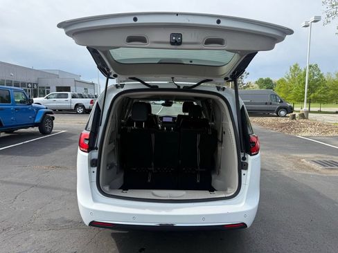 Used 2023 Chrysler Pacifica Touring-L FWD image 48