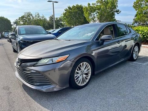 Used 2018 Toyota Camry XLE FWD image 3