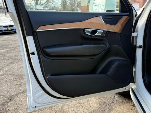 Used 2022 Volvo XC90 T6 Momentum w/ Climate Package image 7