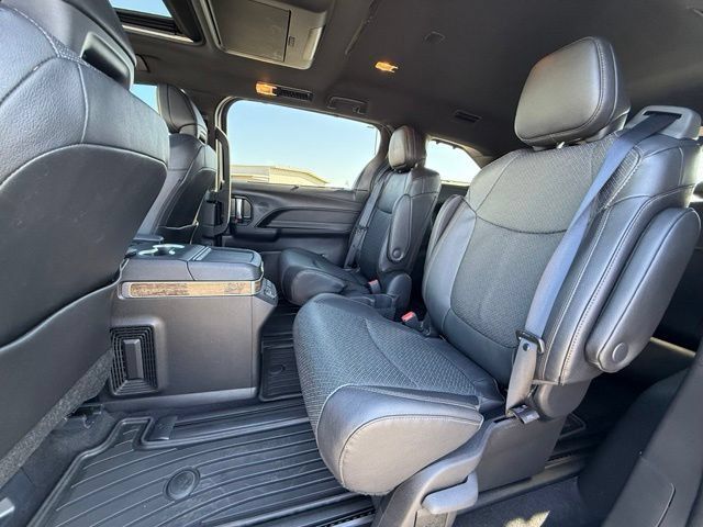Used 2025 Toyota Sienna Platinum AWD/4WD image 13