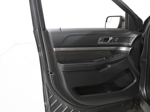 Used 2018 Ford Explorer XLT w/ Equipment Group 202A image 5