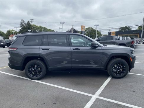 New 2025 Jeep Grand Cherokee L Altitude image 9