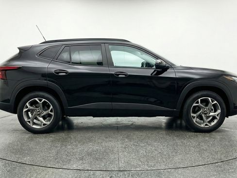 Used 2025 Chevrolet Trax LT w/ LT Convenience Package FWD image 11