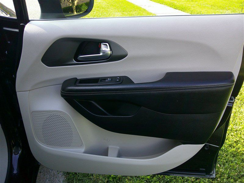 Used 2023 Chrysler Pacifica Touring-L FWD image 22