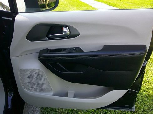 Used 2023 Chrysler Pacifica Touring-L FWD image 22