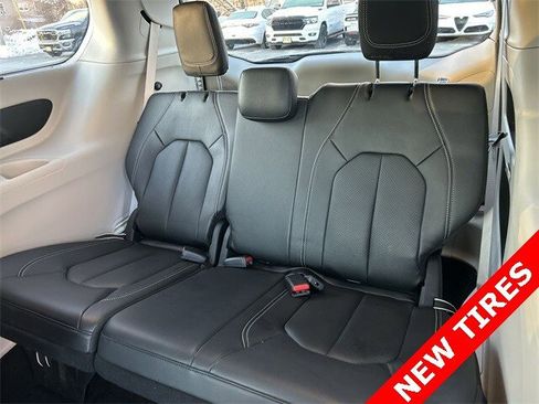 Certified 2022 Chrysler Pacifica Touring-L image 24