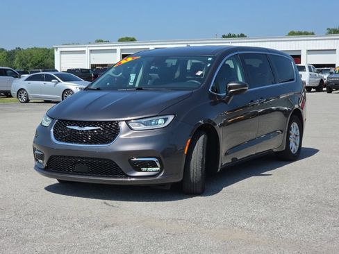 Certified 2023 Chrysler Pacifica Touring-L FWD image 3