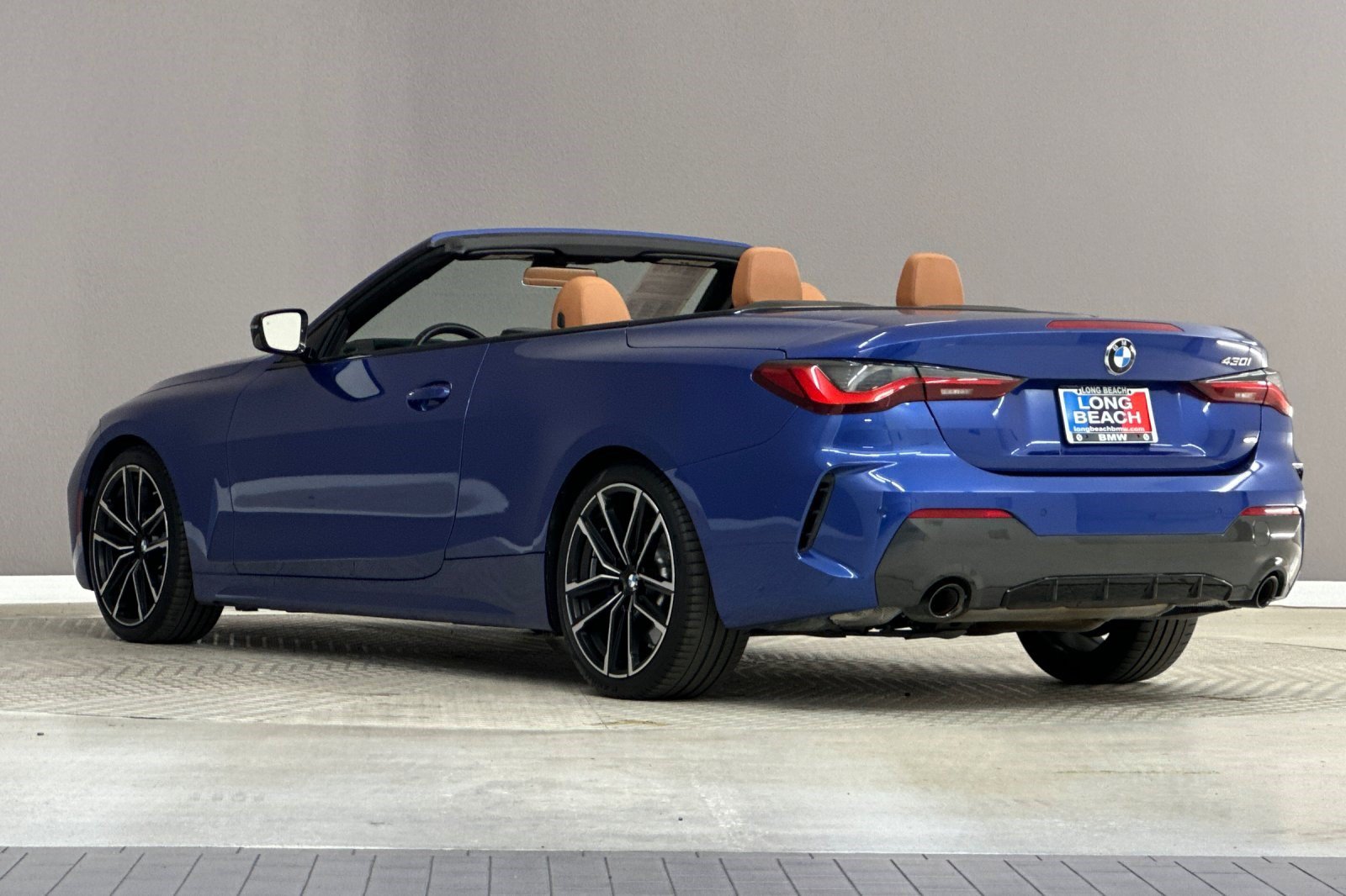 Used 2024 BMW 430i Convertible w/ M Sport Package RWD image 3