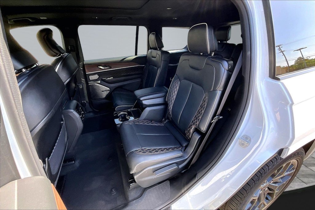 Used 2025 Jeep Grand Cherokee L Summit w/ Obsidian Package AWD/4WD image 19