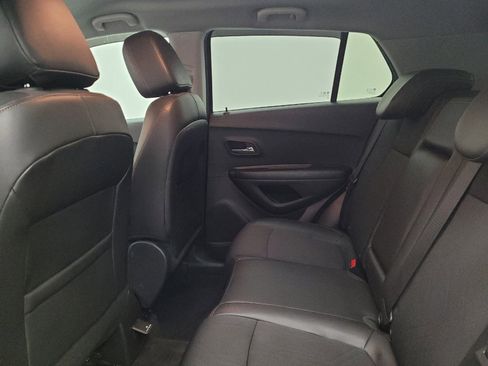 Used 2022 Chevrolet Trax LT w/ LT Convenience Package image 18