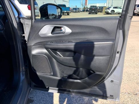 Used 2025 Chrysler Pacifica Limited image 22