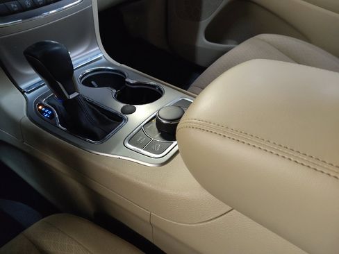 Used 2019 Jeep Grand Cherokee Laredo AWD/4WD image 26