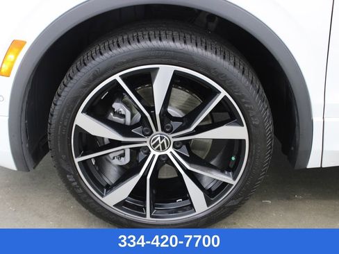 Certified 2022 Volkswagen Tiguan SEL R-Line image 29
