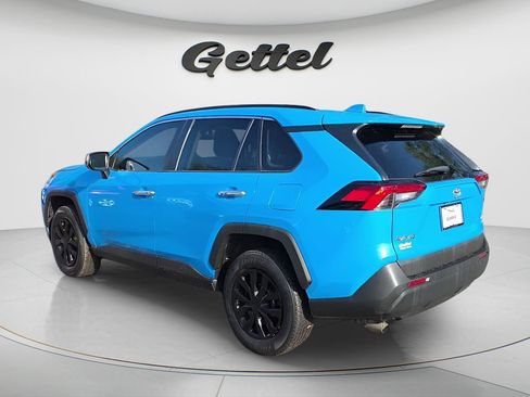 Used 2020 Toyota RAV4 LE image 3