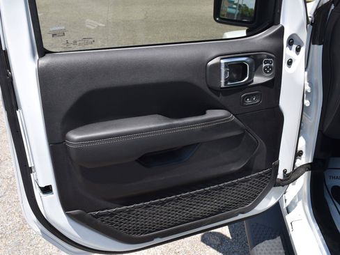 Used 2022 Jeep Gladiator Overland w/ Popular Equipment Package AWD/4WD image 25