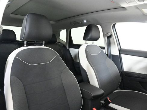 Used 2025 Volkswagen Taos SE image 16