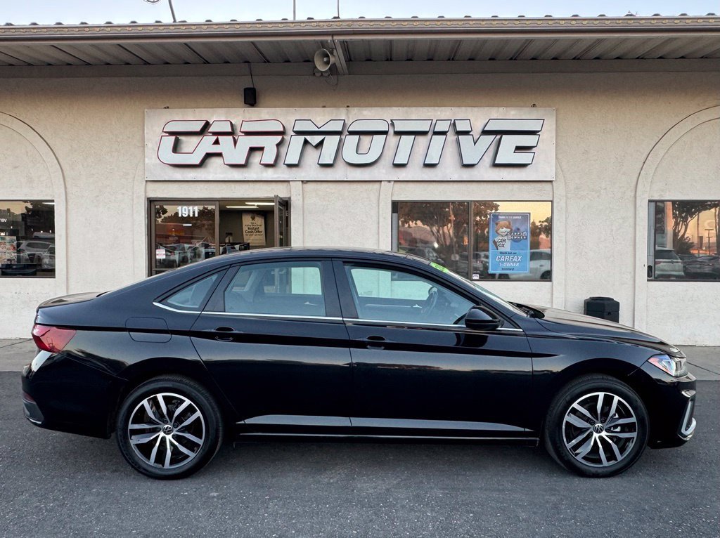 Used 2025 Volkswagen Jetta SE FWD image 3