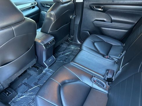 Used 2023 Toyota Highlander XLE image 12