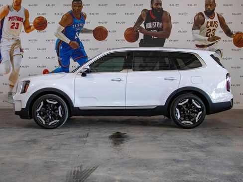 Used 2024 Kia Telluride EX image 17