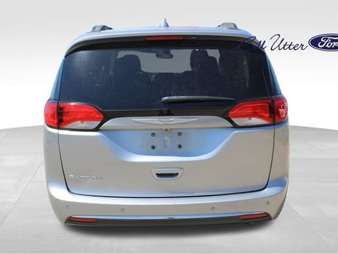 Used 2017 Chrysler Pacifica Touring-L w/ Tire & Wheel Group FWD image 6