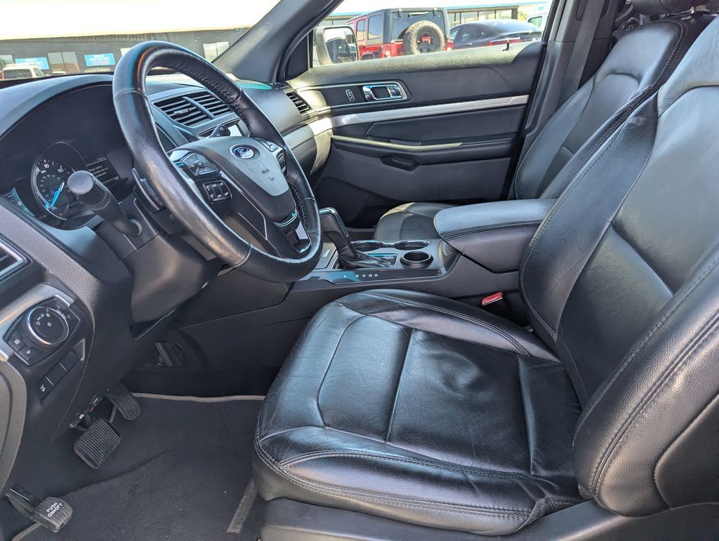 Used 2017 Ford Explorer XLT w/ Equipment Group 202A FWD image 25