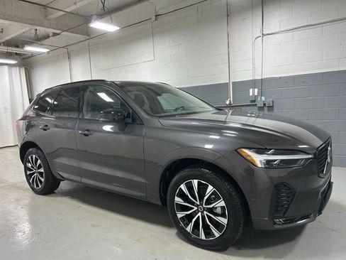 Used 2025 Volvo XC60 B5 Plus image 4