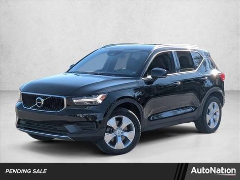 Used 2020 Volvo XC40 T4 Momentum image 1