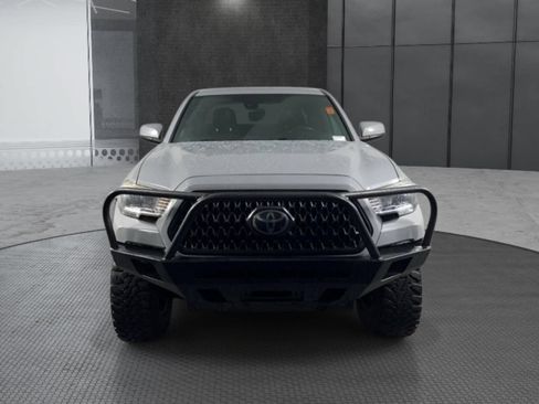Used 2018 Toyota Tacoma TRD Off-Road w/ TRD Premium Off Road Package AWD/4WD image 2