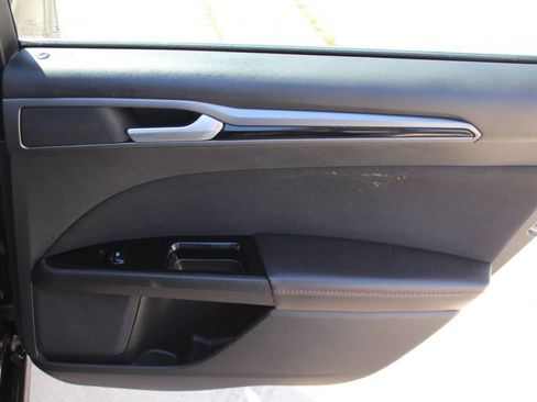 Used 2015 Ford Fusion SE w/ Equipment Group 201A FWD image 9