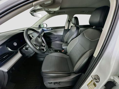 Used 2023 Volkswagen Taos SE w/ Panoramic Sunroof Package FWD image 13