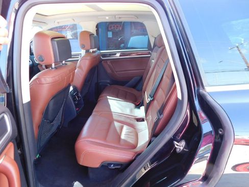 Used 2016 Volkswagen Touareg Sport image 25