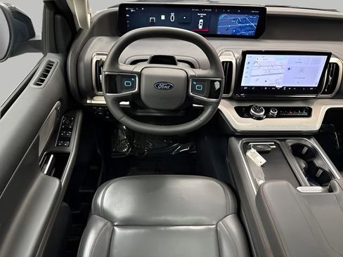 Used 2025 Ford Expedition Active image 13