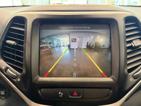Used 2018 Jeep Cherokee Trailhawk w/ Comfort/Convenience Group AWD/4WD image 16