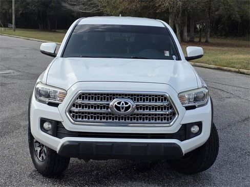 Used 2017 Toyota Tacoma TRD Off-Road image 2