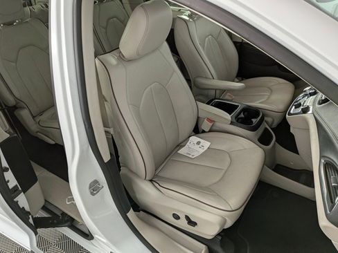 Used 2019 Chrysler Pacifica Limited image 34